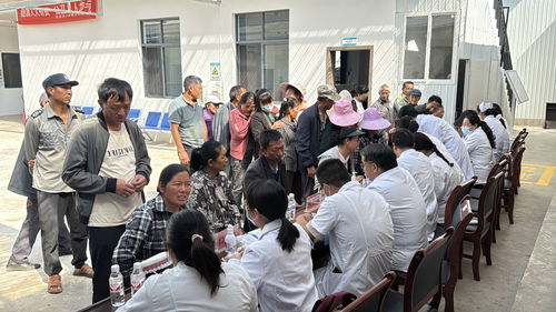 党旗引领送健康 把脉问诊护银龄——小湾镇开展健康咨询服务活动