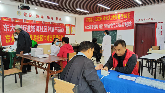 东大街街道办事处开展“迎重阳、送关爱”免费义诊活动及健康咨询服务