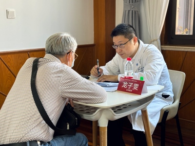 健康义诊情暖重阳 复旦大学举办退休教职工敬老月健康咨询服务活动